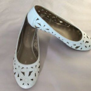 SOLD!Adrienne Vittadini Womens White Leather Floral Slip On Shoes Flats 7.5M